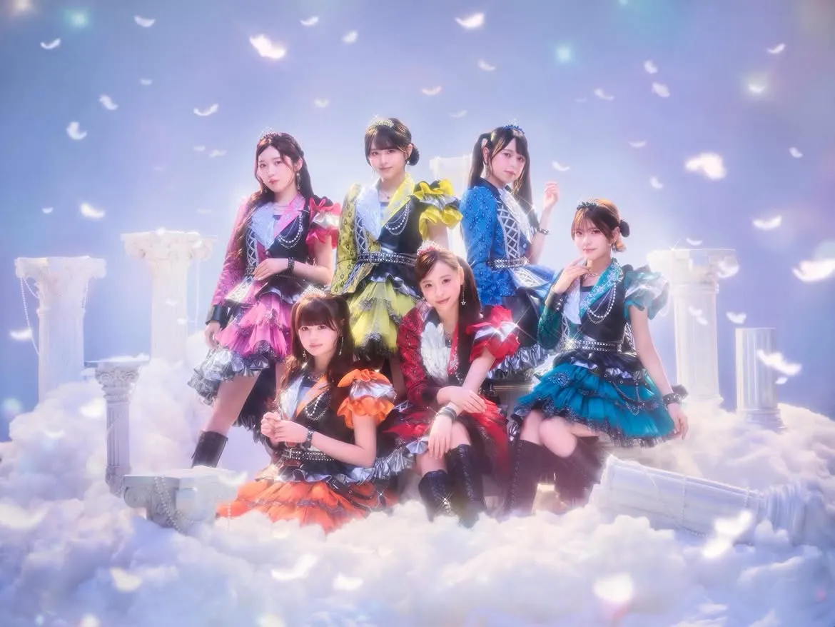 雲と白い柱のセットの中に並んだ Straight Angeli のアーティスト写真
