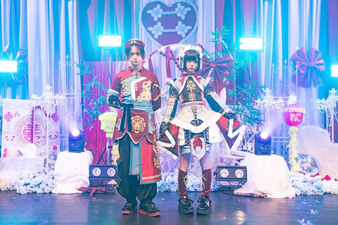 赤い提灯や中華風の飾りで彩ったチャイナ仕様の生誕祭ステージと、衣装姿の出演者